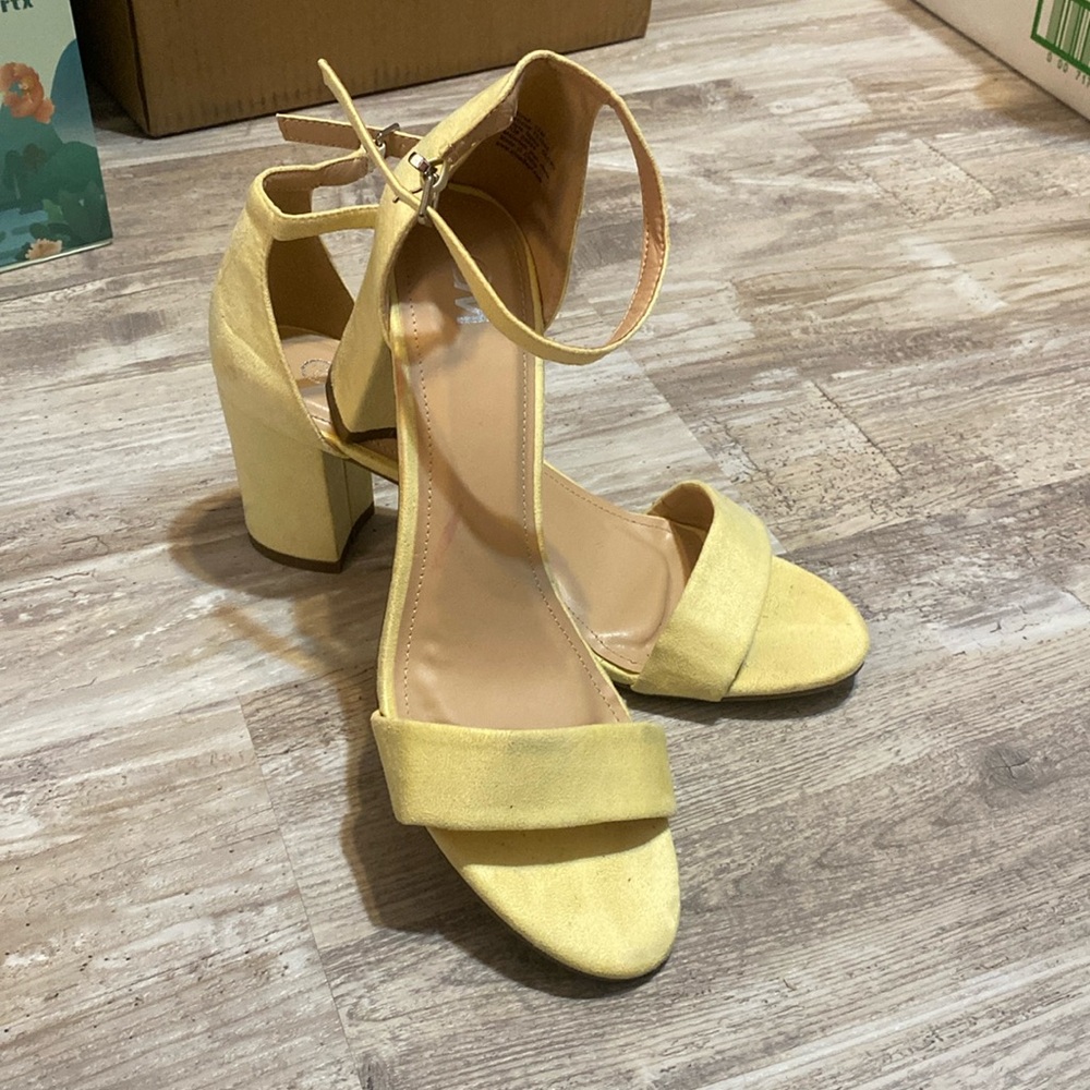 Women’s Ankle Strap Block Heel Sandals - Yellow